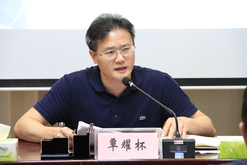 2.覃耀杯總經(jīng)理傳達全市及全市商務(wù)系統創(chuàng  )建文明城市整改提升工作再動(dòng)員大會(huì )精神并作動(dòng)員講話(huà).JPG